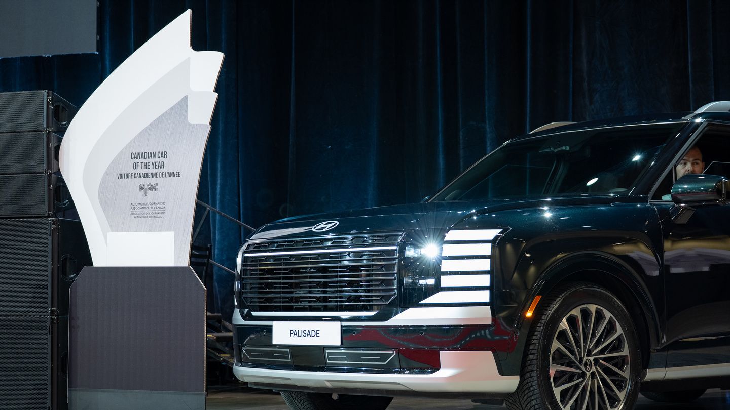 2026 Hyundai Palisade - close-up front view of the 2026 Hyundai Palisade’s grille and signature LED headlights - Cooksville Hyundai - Hyundai new car dealership in Mississauga, Ontario