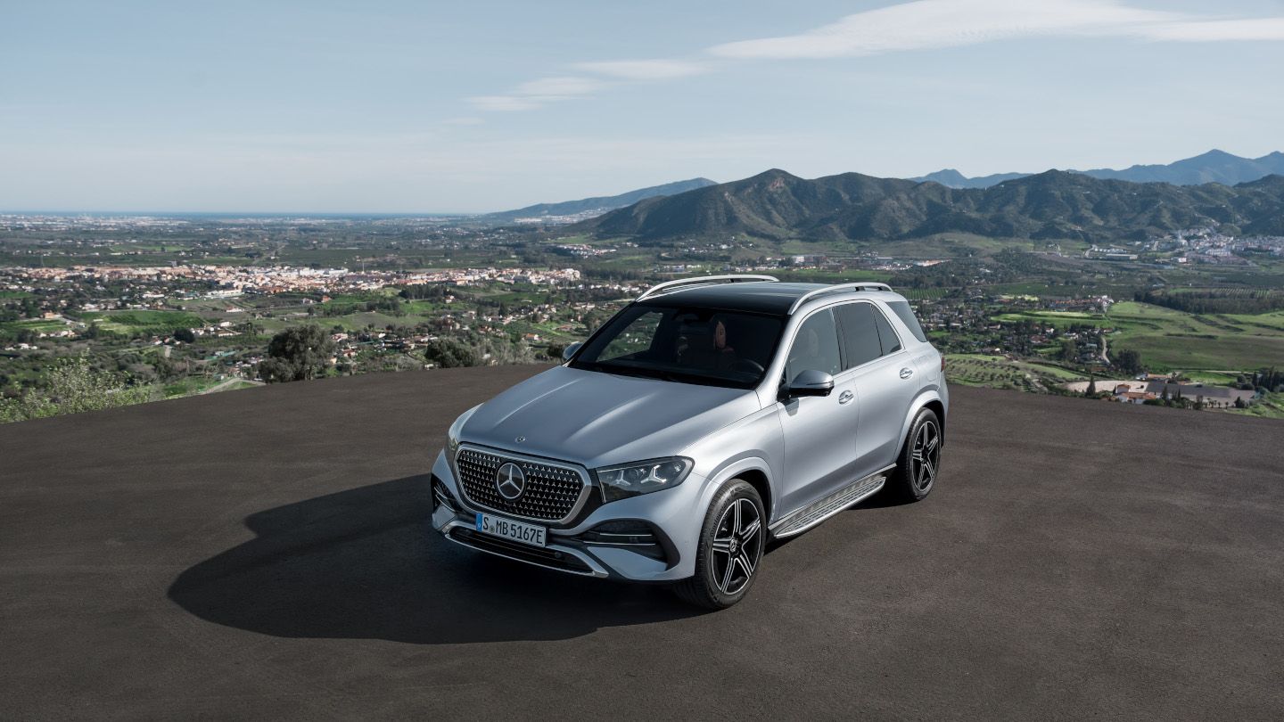 2027 Mercedes-Benz GLE - front three-quarter view of a silver Mercedes-Benz GLE parked at a scenic overlook - Mercedes-Benz Brampton - New car dealership in Brampton, Ontario
