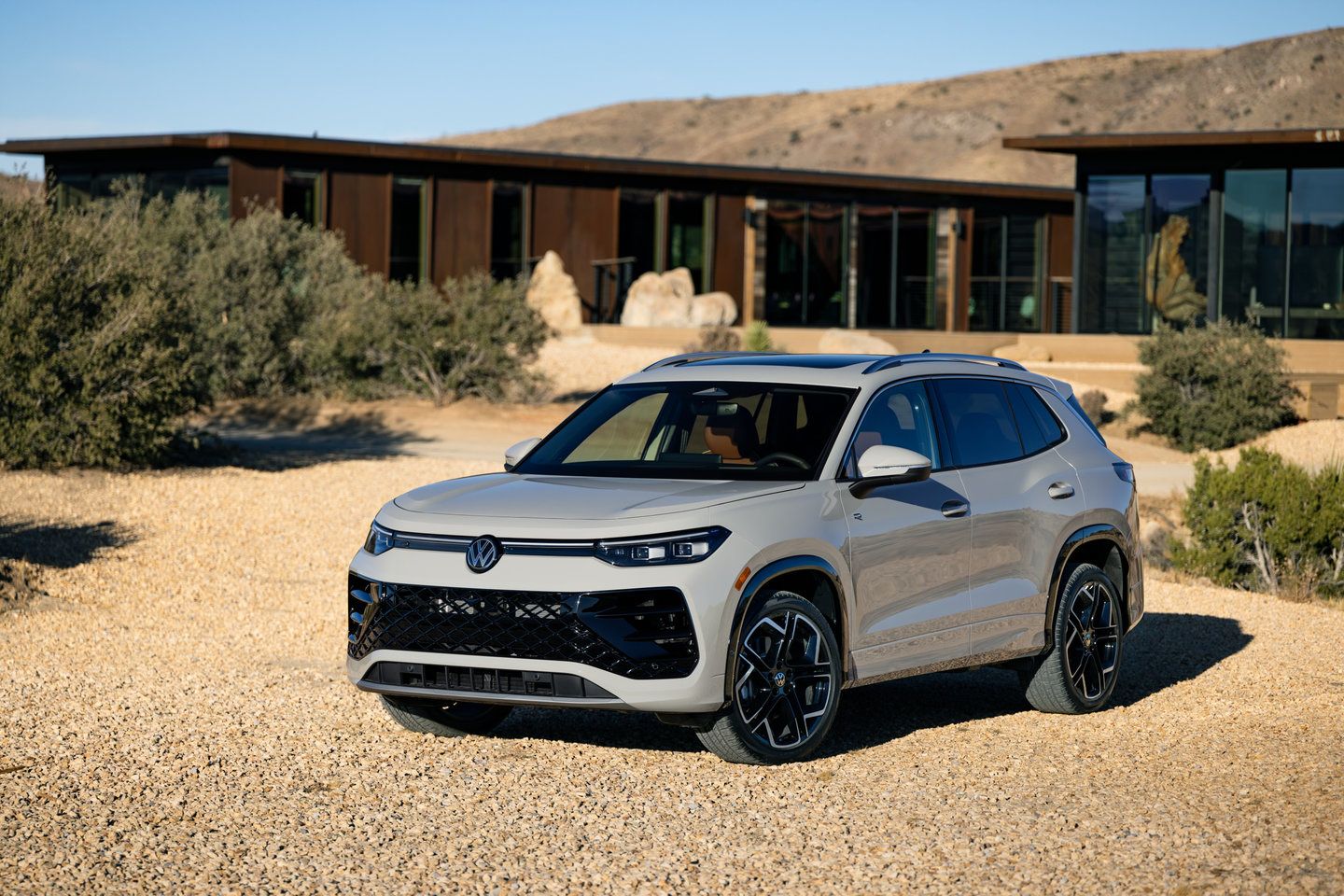 2026 Volkswagen Tiguan - Front view of a grey Volkswagen Tiguan parked on gravel - Volkswagen Mid-Town Toronto - New car dealership in Toronto, Ontario