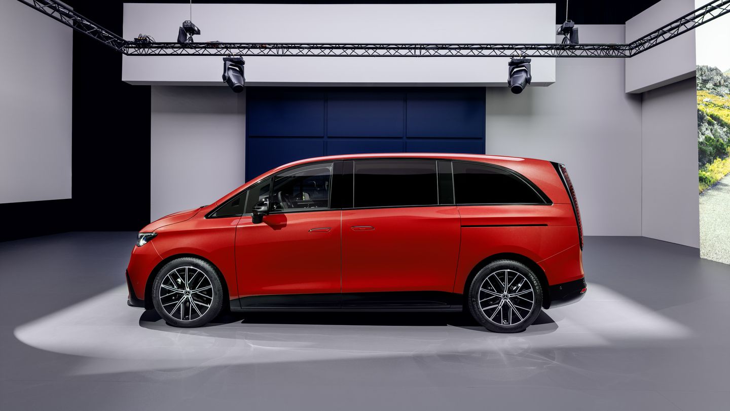 2028 Mercedes-Benz VLE - Side profile view of a red Mercedes-Benz VLE minivan under studio lighting - Mercedes-Benz Brampton - New car dealership in Brampton, Ontario