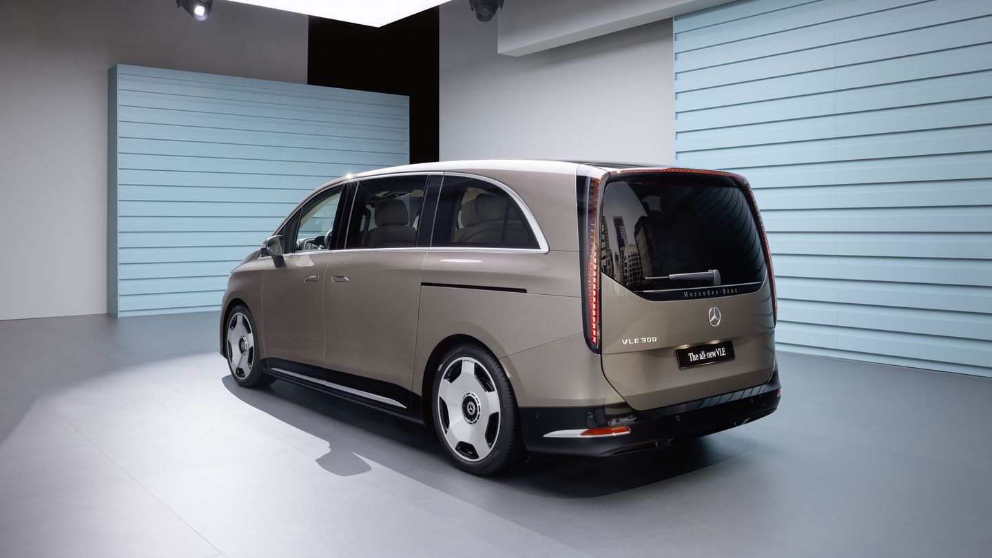 2028 Mercedes-Benz VLE - Rear three-quarter view of a brown Mercedes-Benz VLE minivan in a studio setting - Mercedes-Benz Brampton - New car dealership in Brampton, Ontario