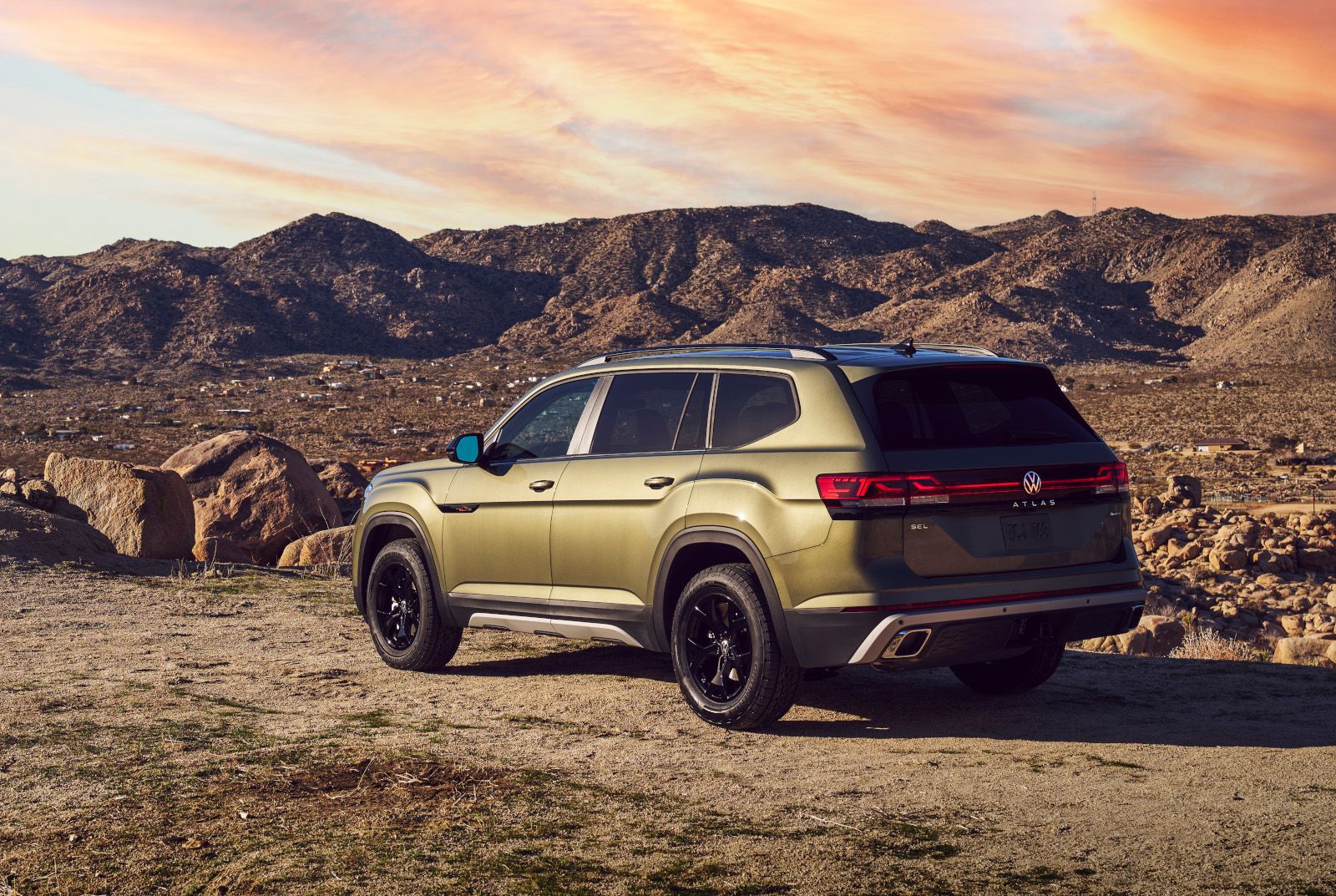2026 Volkswagen Atlas - rear three-quarter view of a green 2026 Volkswagen Atlas parked in a desert landscape at sunset - Humberview Volkswagen - New car dealership in Toronto, Ontario
