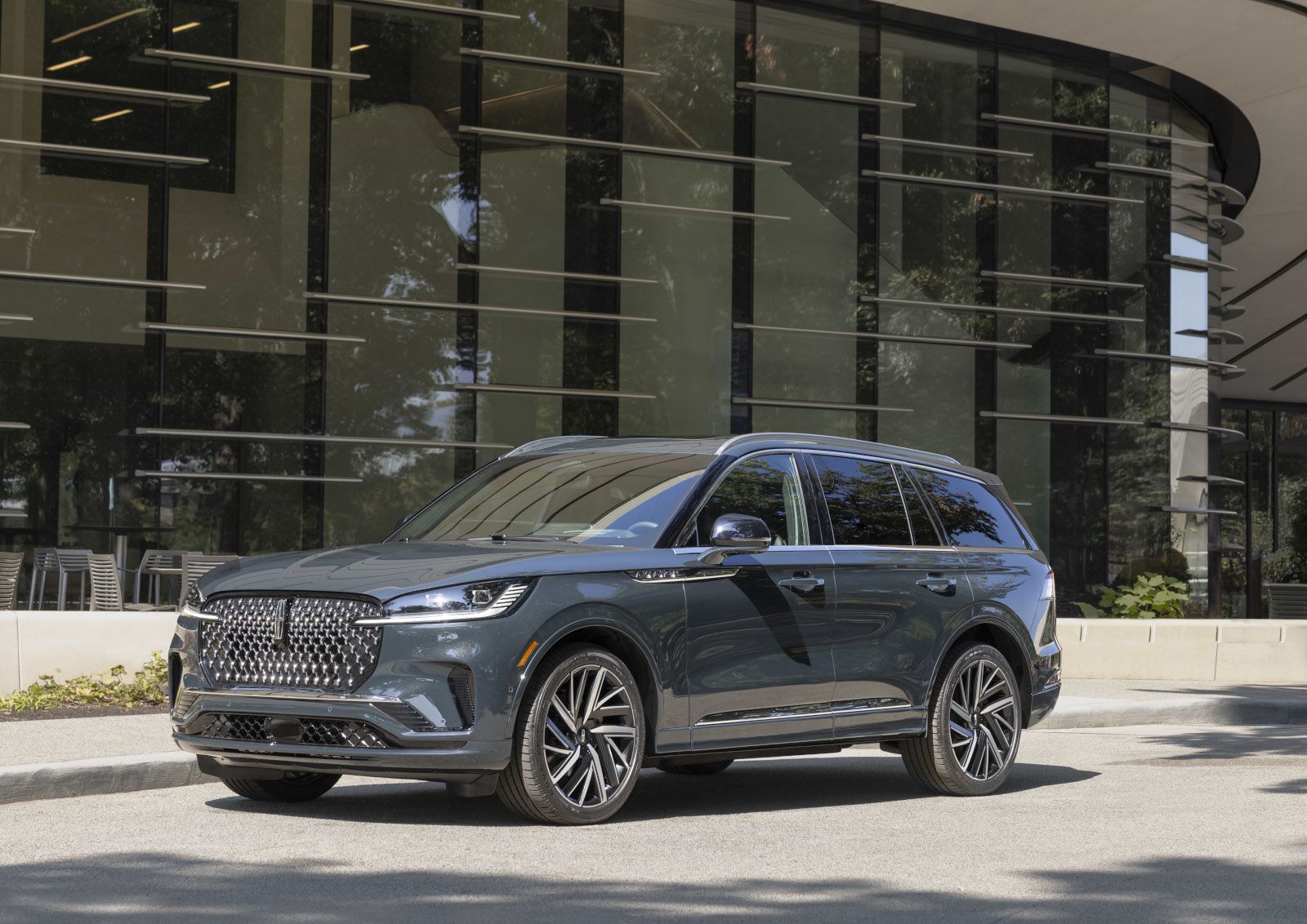 2026 Lincoln Aviator - a green 2026 Lincoln Aviator parked in front of a glass building - Mayfield Lincoln - Lincoln car dealership in Brampton, Ontario