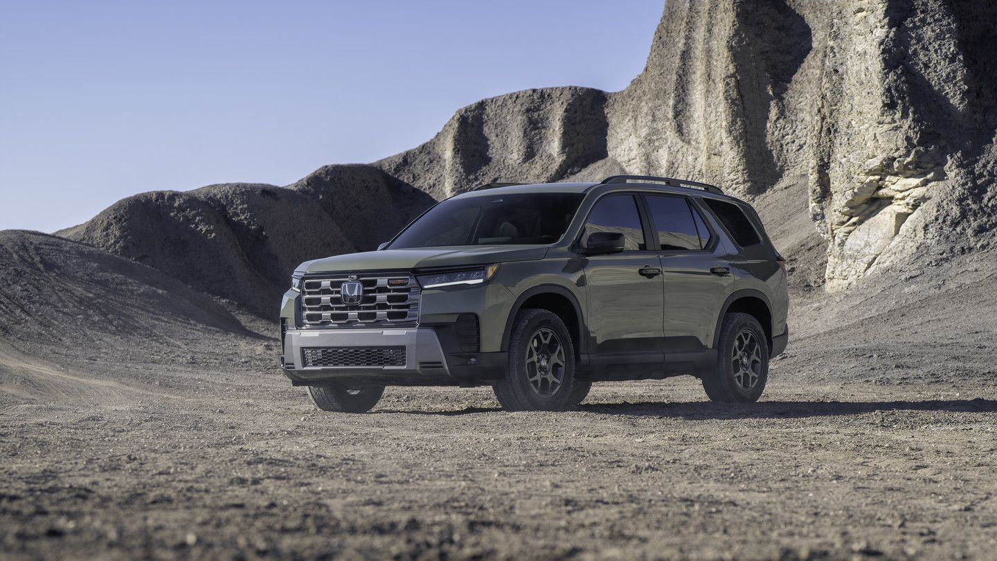 2026 Honda Pilot - Front three-quarter view of a green 2026 Honda Pilot parked on a rocky desert landscape - Orangeville - Honda new car dealership in Orangeville, Ontario