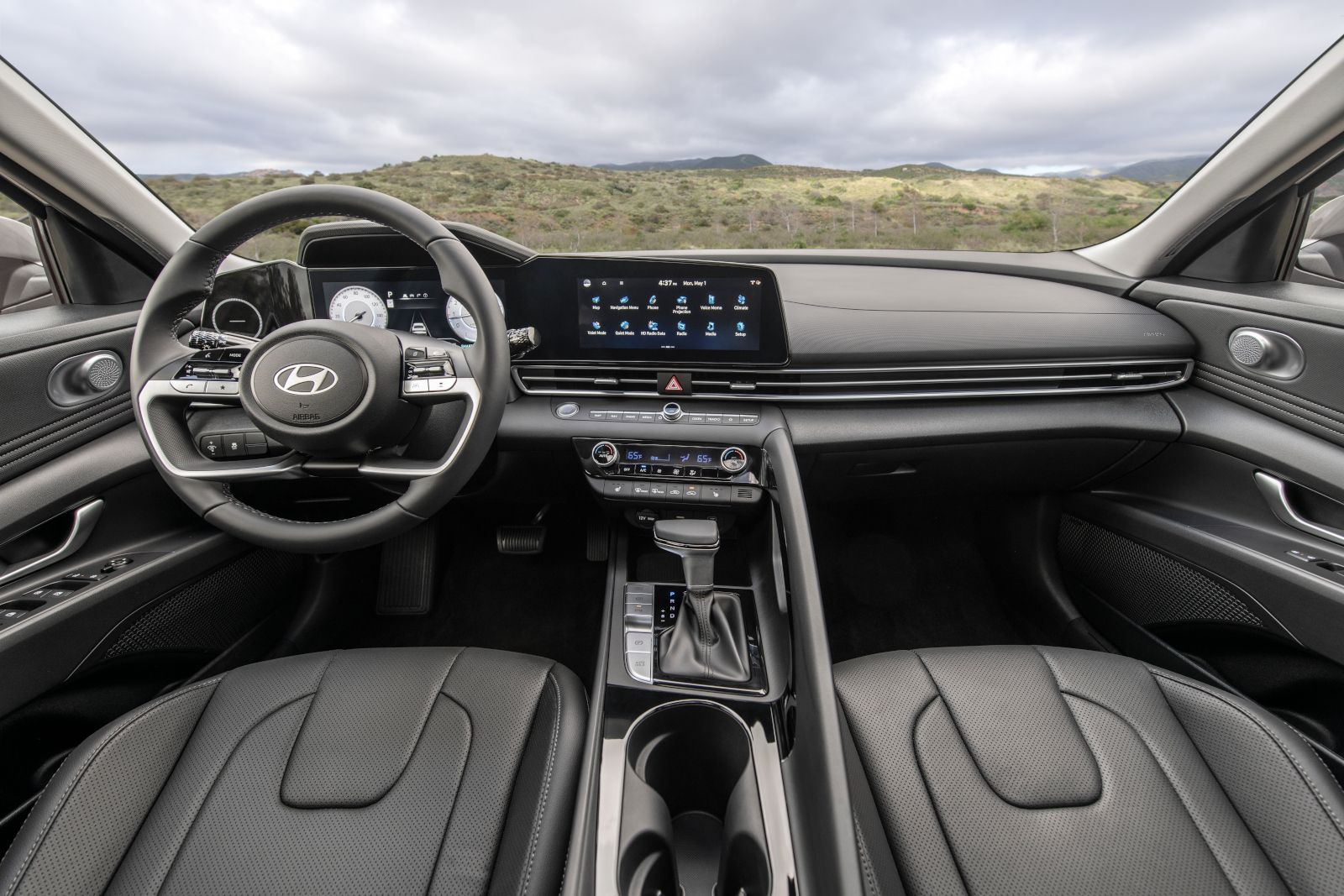 2026 Hyundai Elantra - interior view of the 2026 Hyundai Elantra's dashboard, steering wheel, and infotainment system - Cooksville Hyundai - Hyundai new car dealership in Mississauga, ON