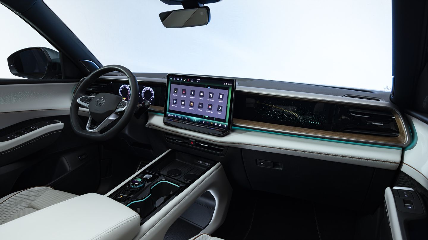 2027 Volkswagen Atlas - interior view of the dashboard, digital instrument cluster, and center touchscreen display - Humberview Volkswagen - New car dealership in Toronto, Ontario