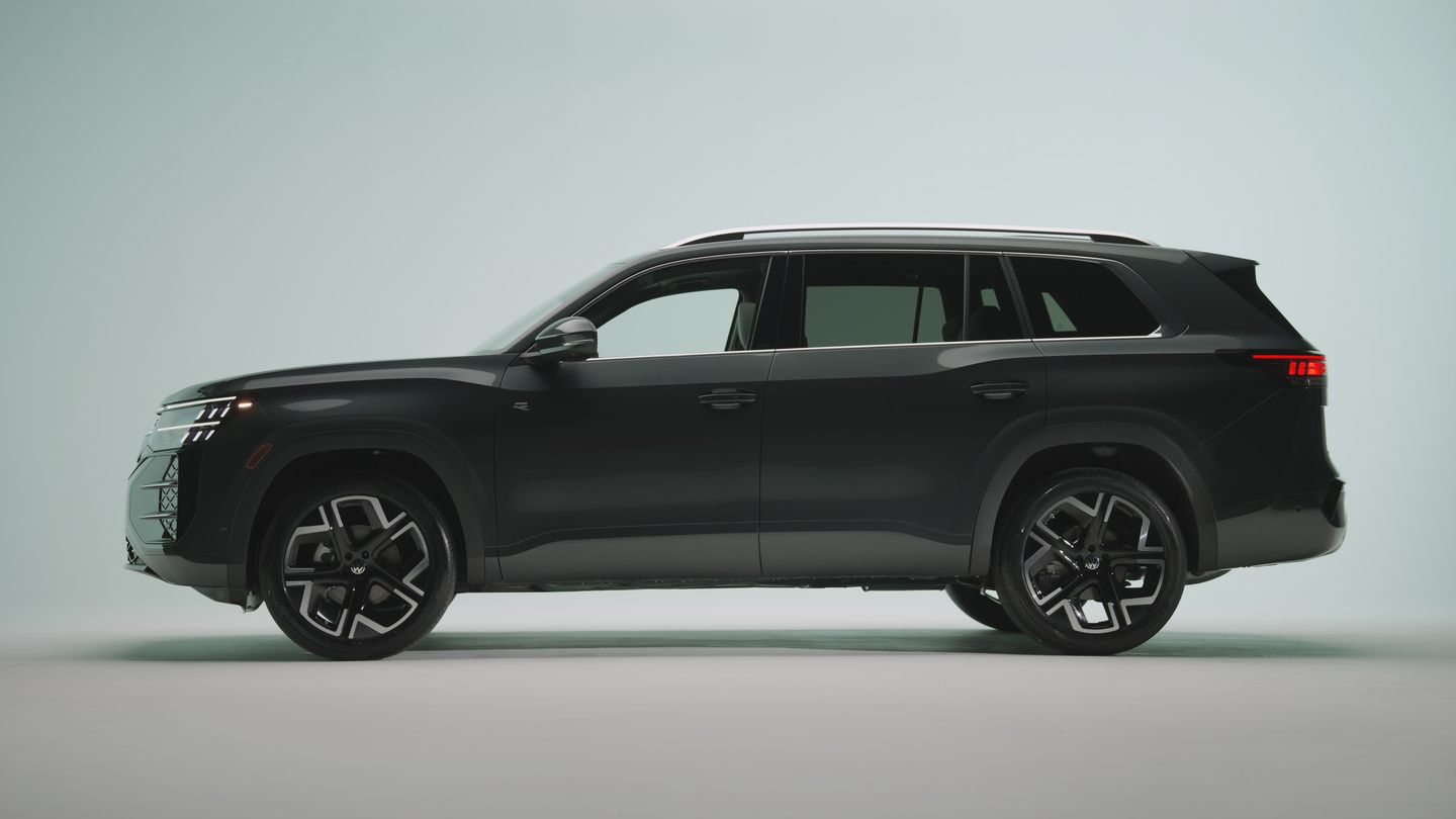 2027 Volkswagen Atlas - side profile studio view of a dark green Atlas SUV showing the wheels and silhouette - Humberview Volkswagen - New car dealership in Toronto, Ontario