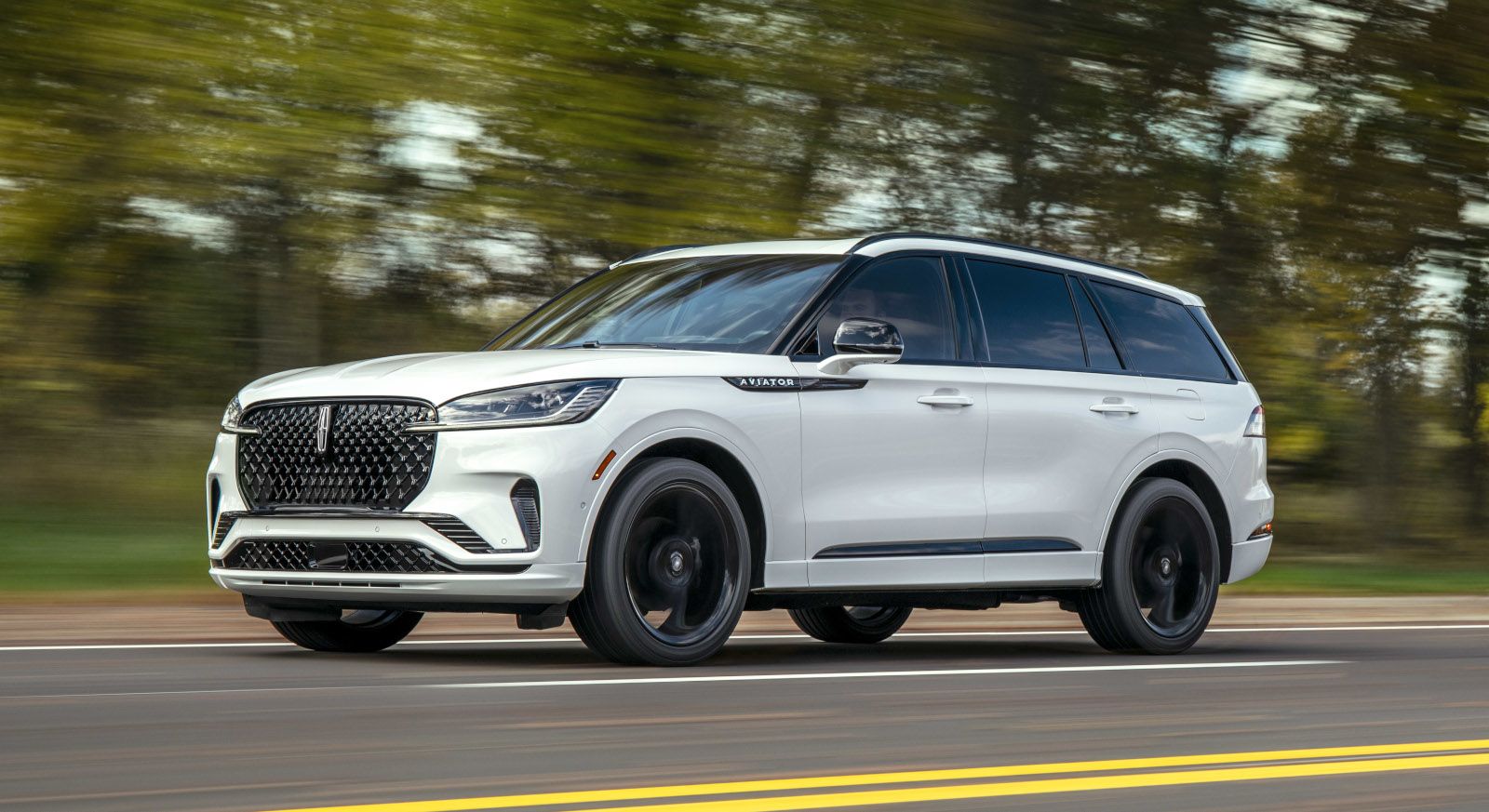 2027 Lincoln Aviator - three-quarter side view of a white 2027 Lincoln Aviator driving on an open road - Mayfield Lincoln - Lincoln new car dealership in Brampton, Ontario