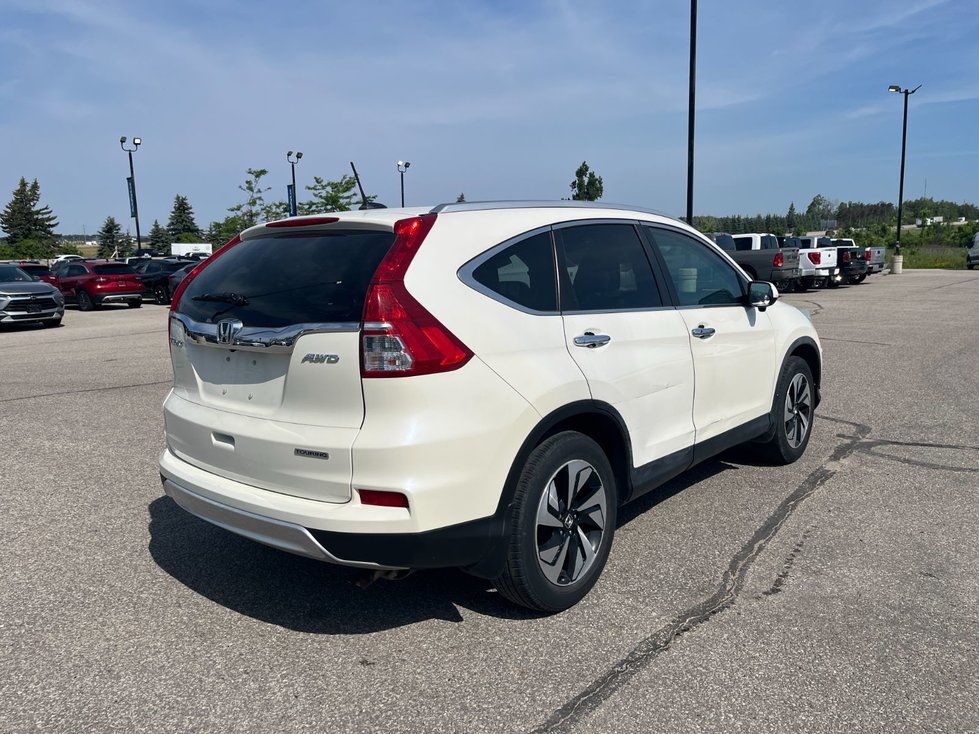 Honda CR-V - Rear three-quarter view of a white Honda CR-V AWD parked in a lot - AutoPark Barrie - Used car dealership in Barrie, Ontario