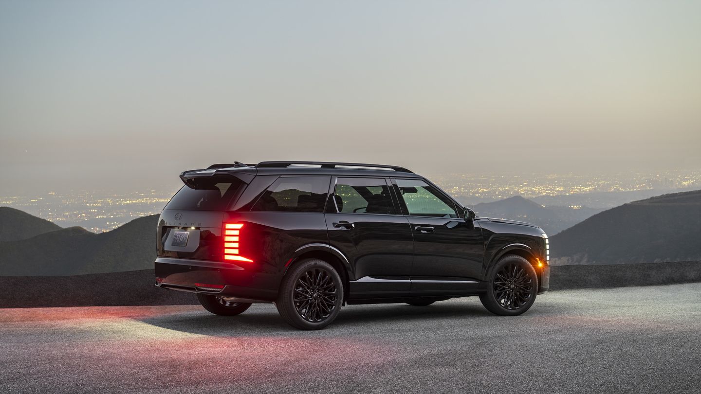 2027 Hyundai Palisade - rear three-quarter view of a black 2027 Hyundai Palisade parked on a mountain road overlooking a city at dusk - Humberview Group - New car dealerships in Ontario