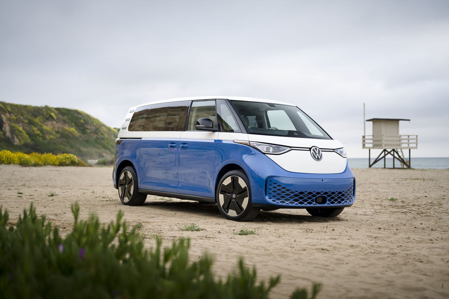 2027 Volkswagen ID. Buzz - a blue and white 2027 Volkswagen ID. Buzz parked on a sandy beach - Humberview Volkswagen - New car dealership in Toronto, Ontario