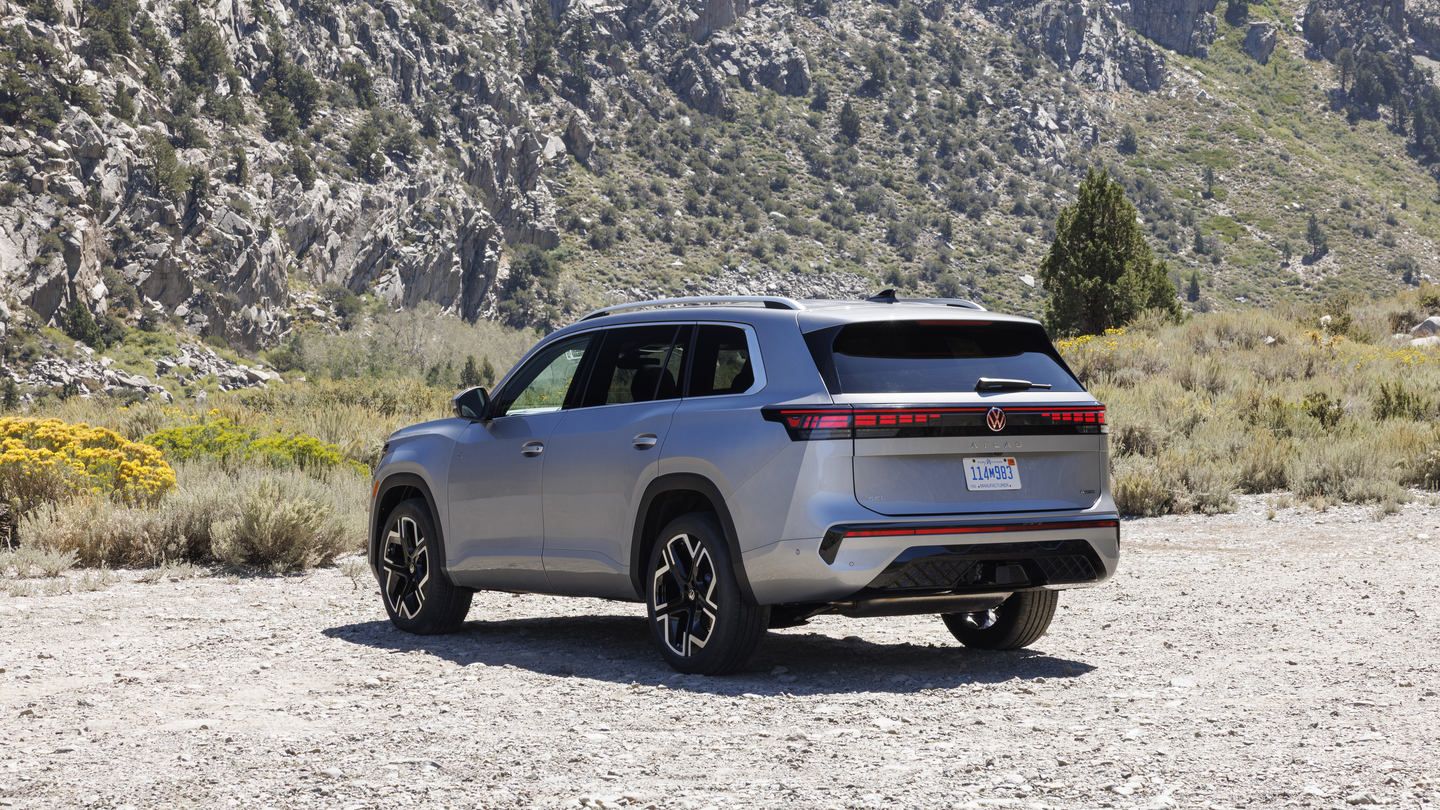 2027 Volkswagen Atlas - rear three-quarter view of a silver Volkswagen Atlas on a dirt mountain road - Volkswagen Midtown Toronto - Volkswagen new car dealership in Toronto, Ontario