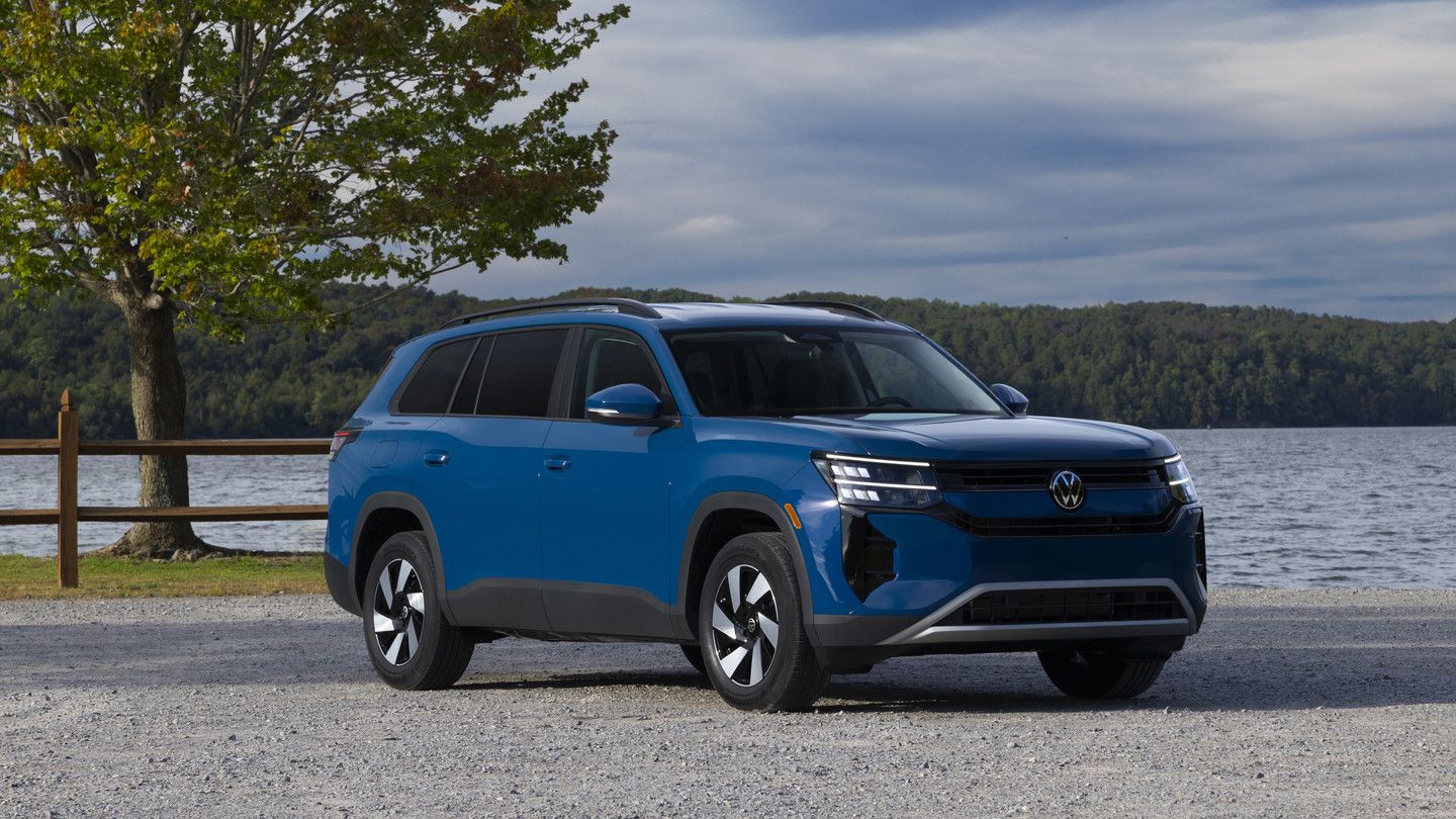 2027 Volkswagen Atlas - front three-quarter view of a blue Volkswagen Atlas parked by a lake - Volkswagen Midtown Toronto - Volkswagen new car dealership in Toronto, Ontario