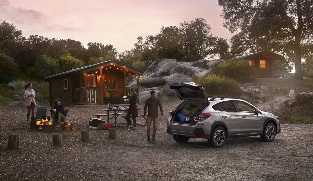 vue latérale arrière du Subaru Crosstrek 2022 avec le coffre ouvert sur un site de camping