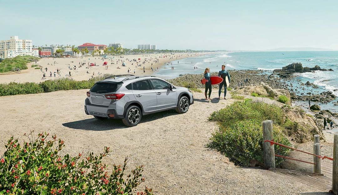 vue latérale arrière du Subaru Crosstrek 2022 stationné à proximité d'une plage