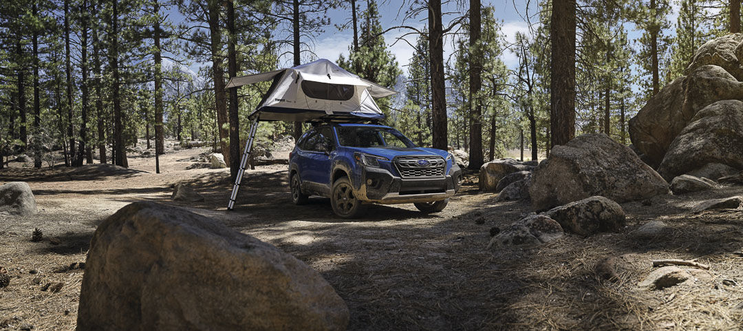 vue avant du Subaru Forester Wilderness 2022 monté d'une tente de toit