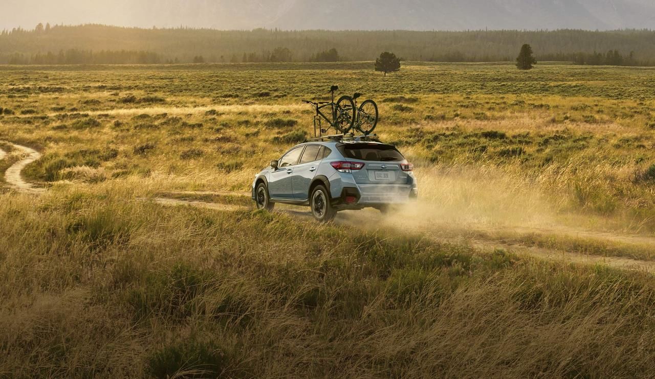 vue latérale arrière d'une Subaru Crosstrek 2023 dans une plaine