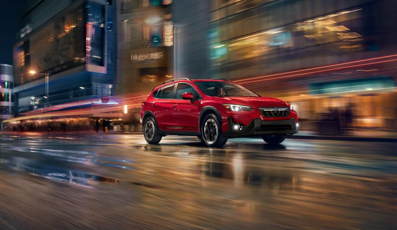 vue latérale avant d'une Subaru Crosstrek 2023 sur un boulevard la nuit