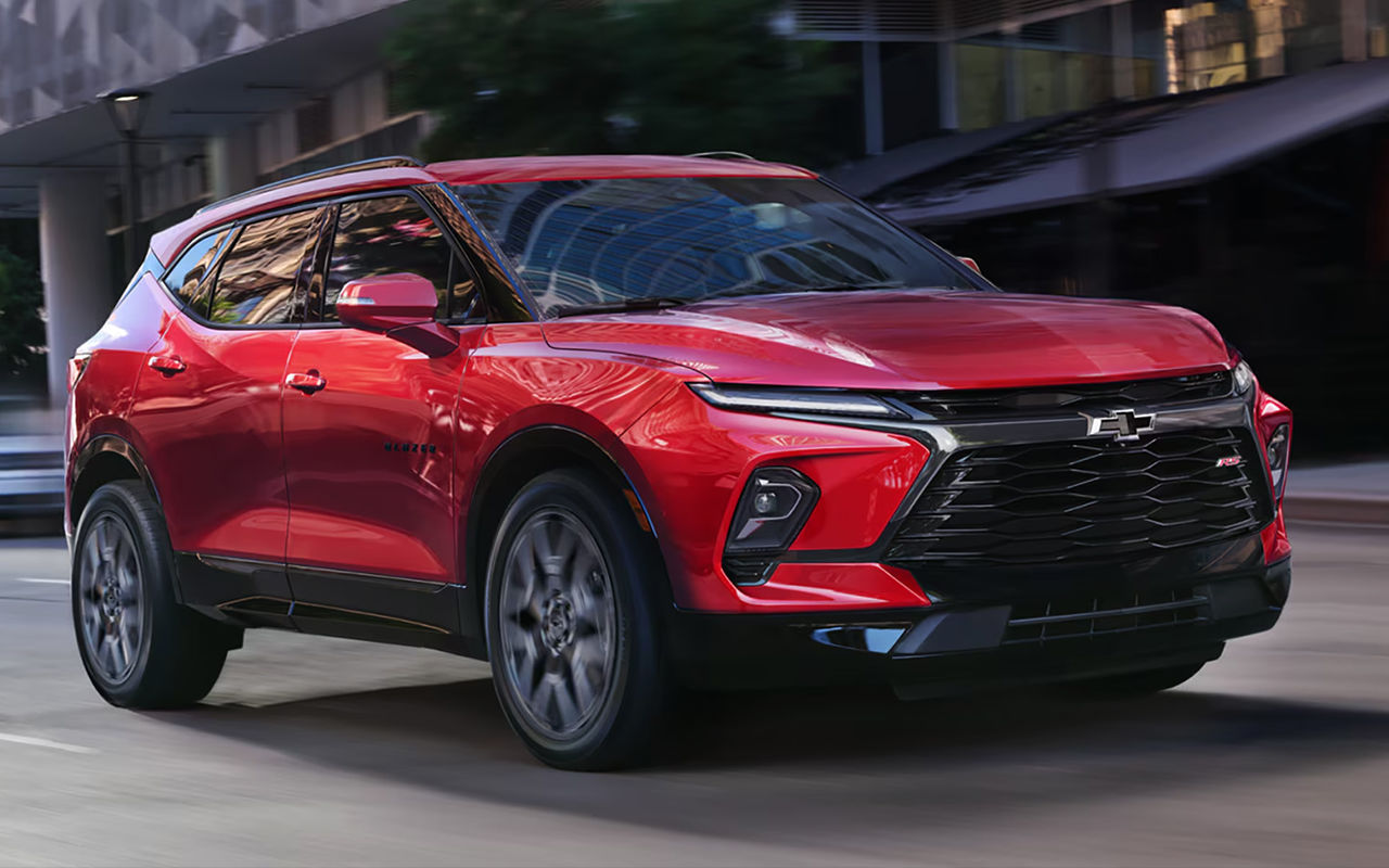 Vue 3/4 avant et latérale du Chevrolet Blazer 2025 sur rue en pleine puissance