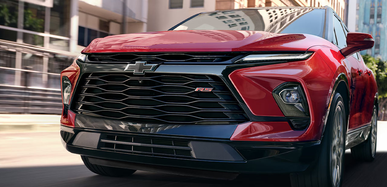 Vue 3/4 avant et latérale du Chevrolet Blazer 2025 de près sur route