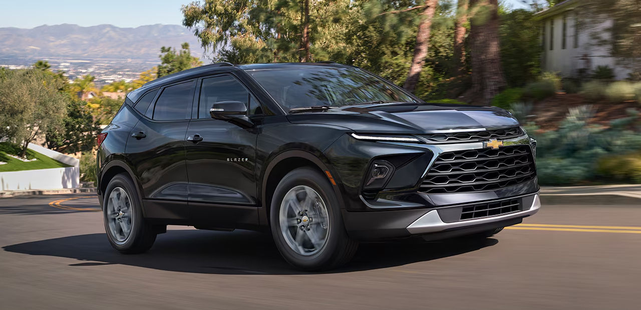 Vue 3/4 avant et latérale du Chevrolet Blazer 2025 montant une rue en pleine vitesse
