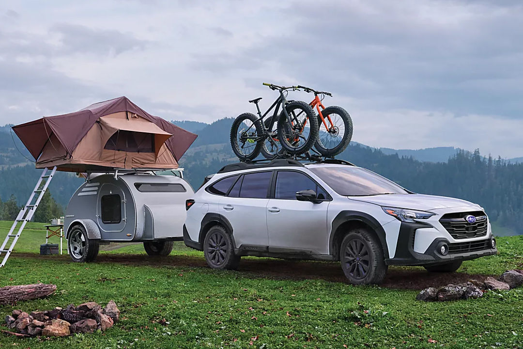 Vue du côté du Subaru Outback 2024 avec un chargement de camping et vélo sur le toit