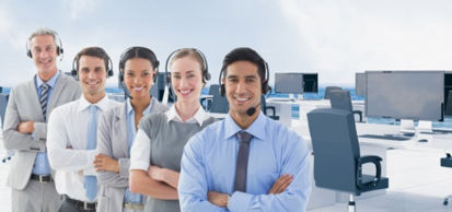 Image d'un groupe de téléconseillers souriants avec des écouteurs, prêts à répondre 