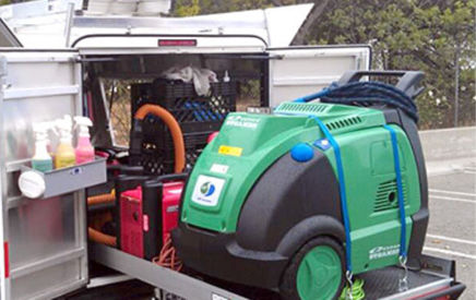 Image d'une unité sanitaire mobile équipée de machines désinfectantes à la vapeur sèche, de niveau industriel