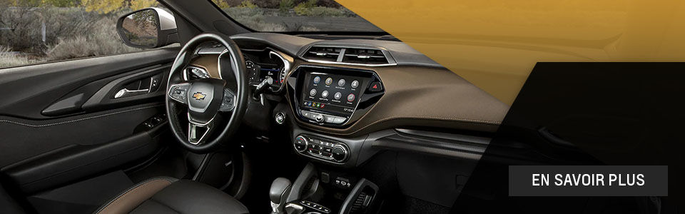 Image de l'intérior du Chevrolet Trailblazer 2022 on l'apperçoit le volant, l'écran tactile et les accessoires avant