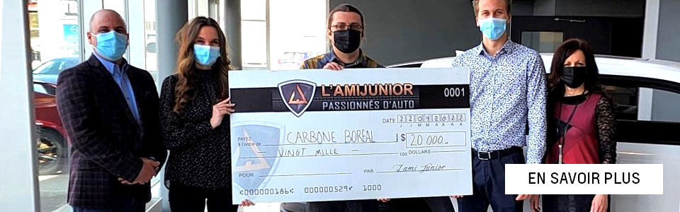 image de 4 personnes représentant à Carbone Boréal qui detiennent un gros chèque de 20,000$ entre les mains de la part de l'Ami Junior pour la plantation d'arbres