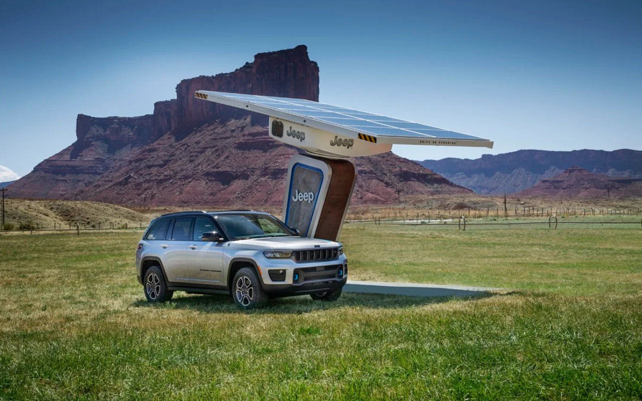 Jeep Grand Cherokee 4xe 2022 à une station de recharge solaire