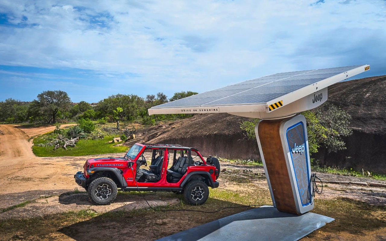 Jeep Wrangler 4xe 2022 à une station de recharge solaire