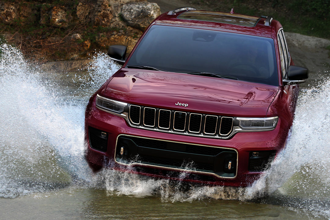 Front view of Jeep Grand Cherokee 2024 crossing a pool of water