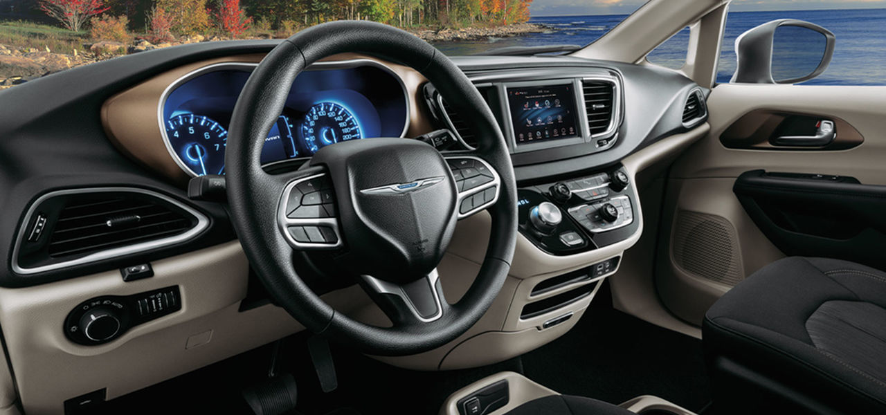 Interior view of the Chrysler Grand Caravan 2024 and its dashboard