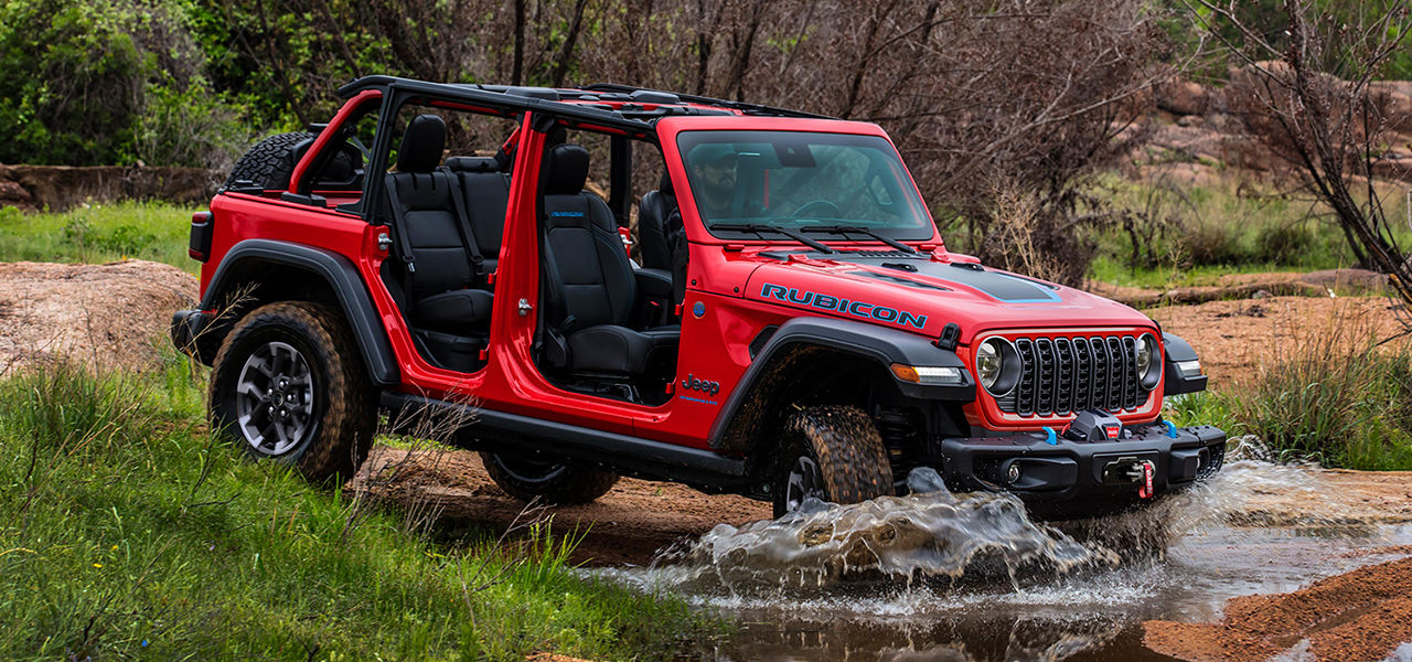 Front 3/4 front and side view of Jeep Wrangler hybrid 4xe 2024, crossing a pool of water