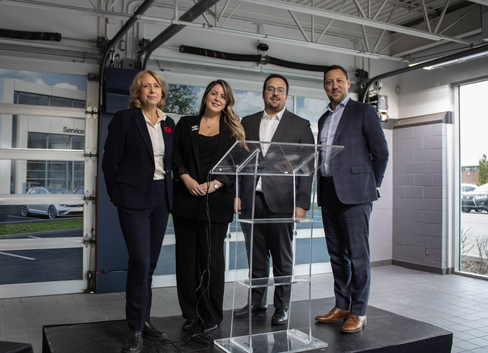 De gauche à droite : Maja Vodanovic, Mairesse de l'arrondissement de Lachine ; Elizabeth Pilon, Gérante générale de Spinelli Volkswagen ; Jeff Mourad, Directeur sectoriel ventes de Volkswagen Canada ; Mathieu Spinelli, Vice-Président Exécutif des concessionnaires Spinelli.