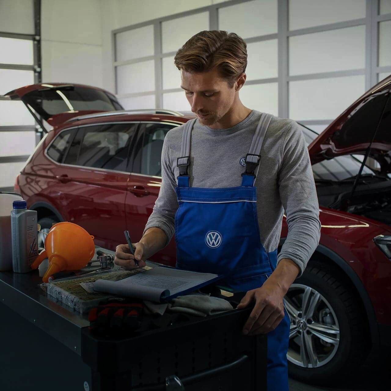 mécanicien de Volkswagen notant l’inspection multipoints au service d'entretien