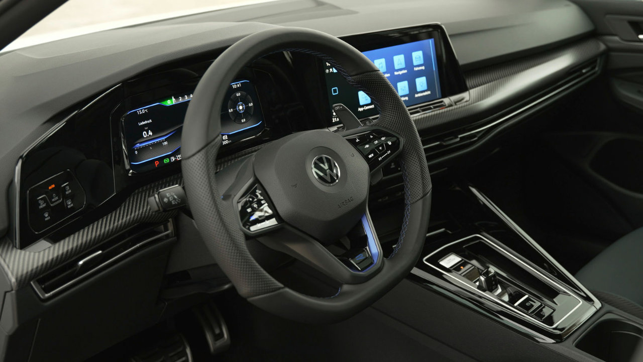 vue du volant et tableau de bord d'une VW Golf R 2023