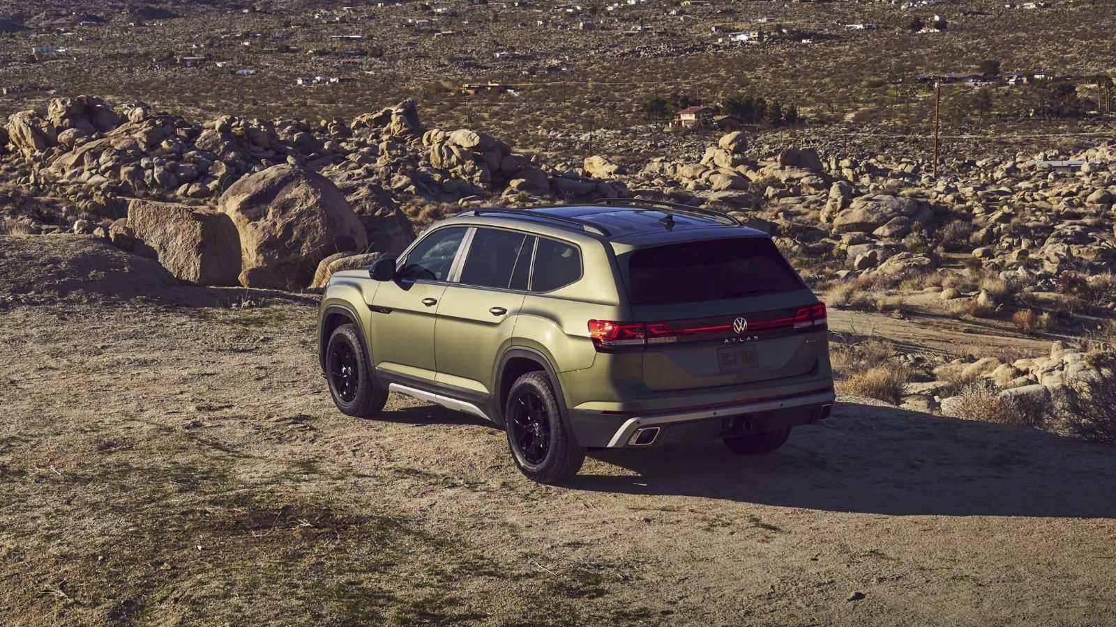 Volkswagen Atlas 2024 parked in the desert.