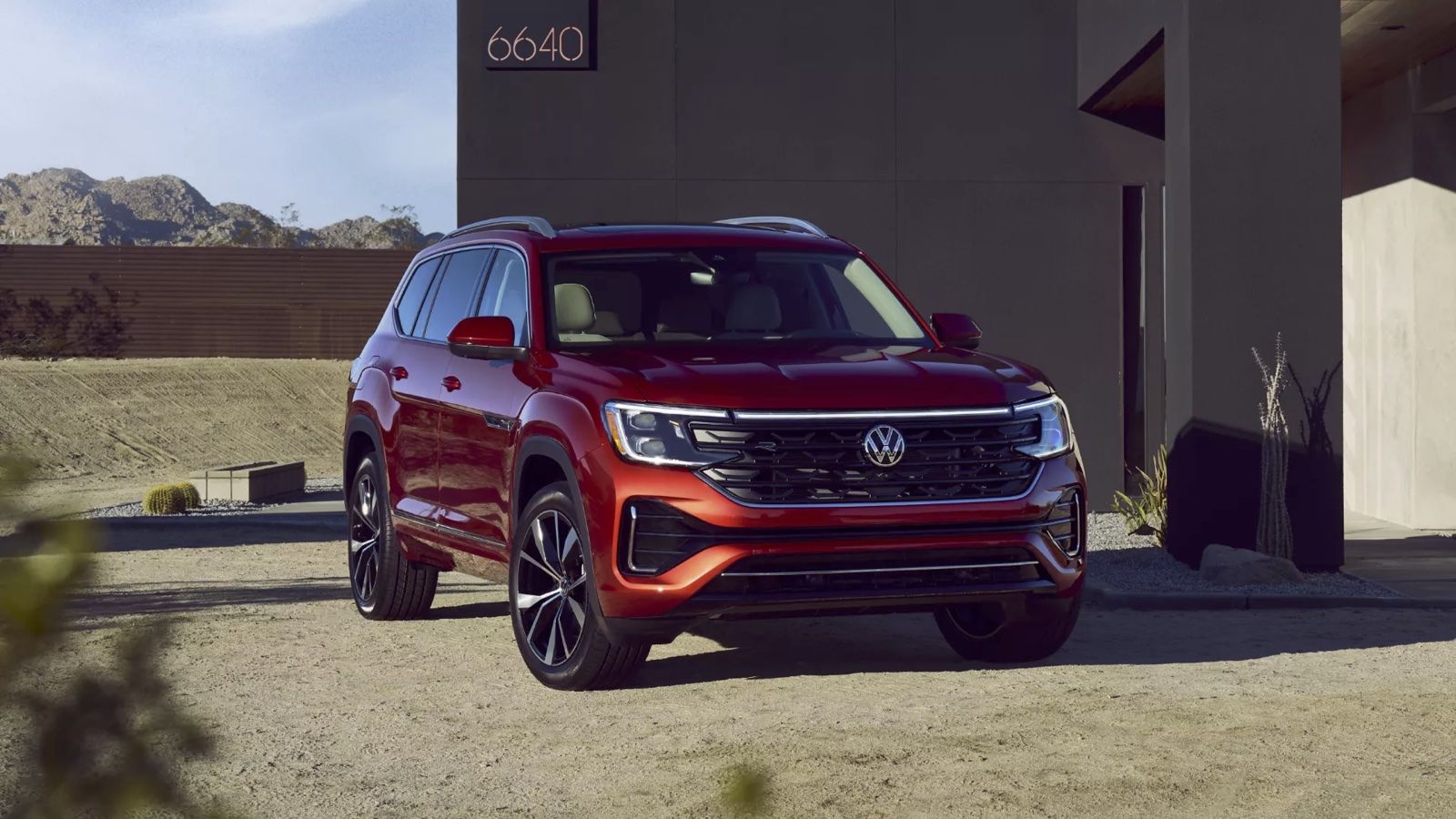 Volkswagen Atlas 2024 parked in front of a residence.