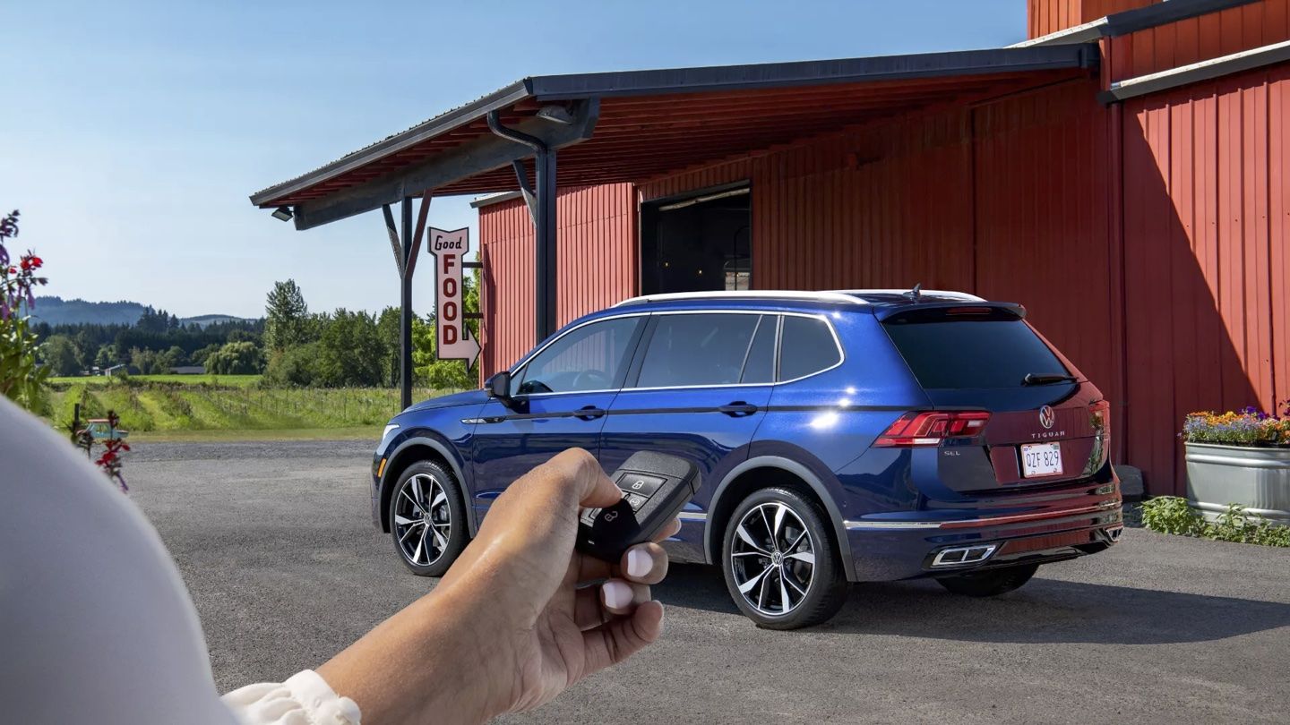 Volkswagen Tiguan 2024 parked in front of a restaurant in the countryside.