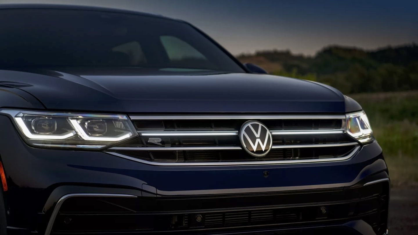 Close-up of the front end of the Volkswagen Tiguan 2024.