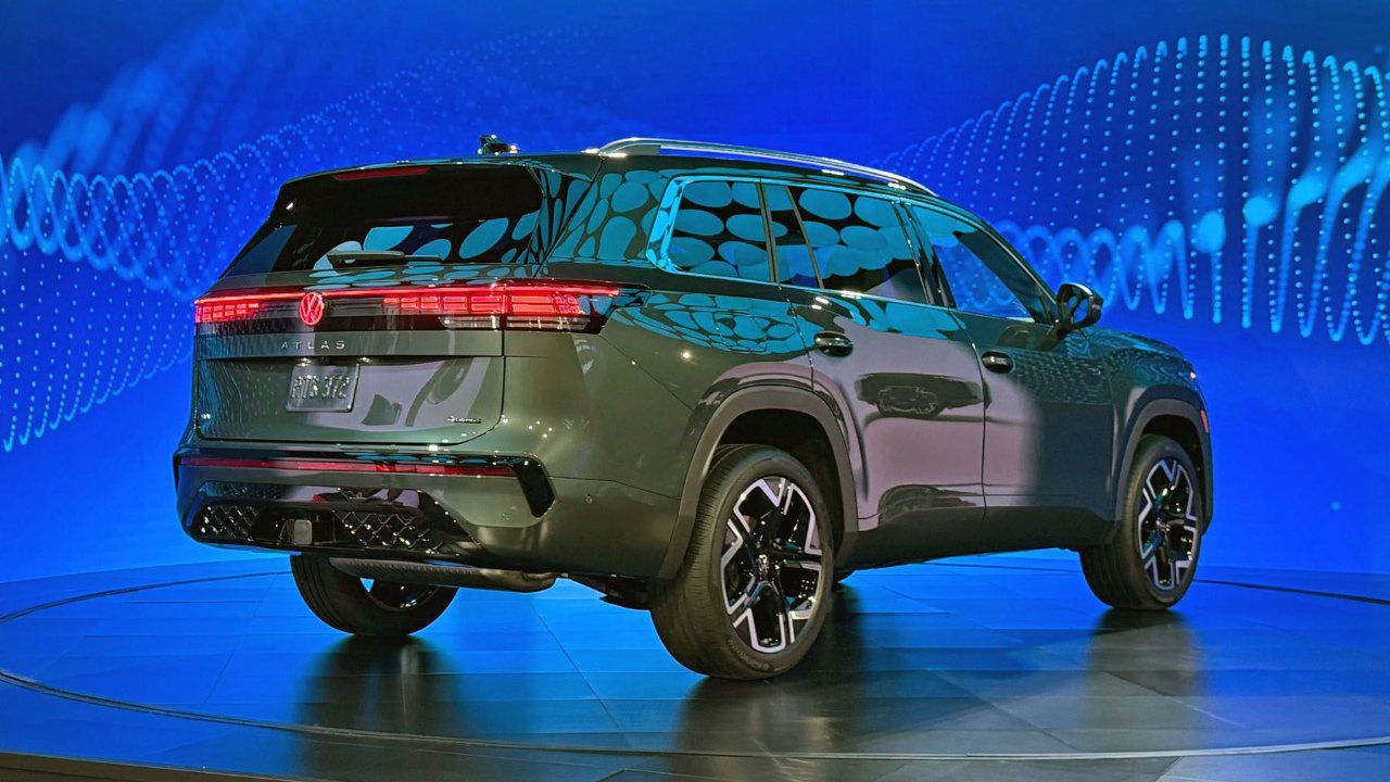Vue arri&egrave;re du Volkswagen Atlas 2027 montrant le design des feux &agrave; DEL