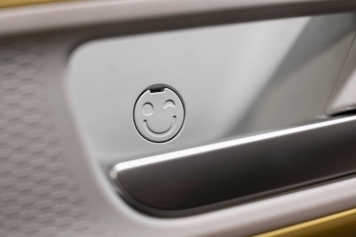 vue gros plan smiley embossé à l'interieur d'un VW ID.Buzz