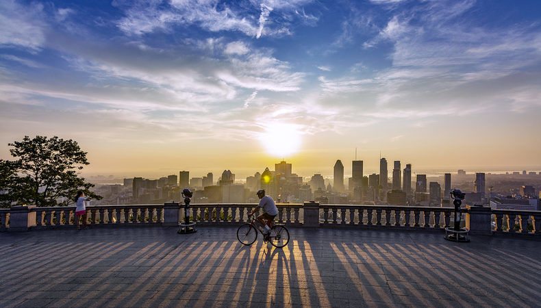 cycliste sur le Mont-Royal au coucher de soleil