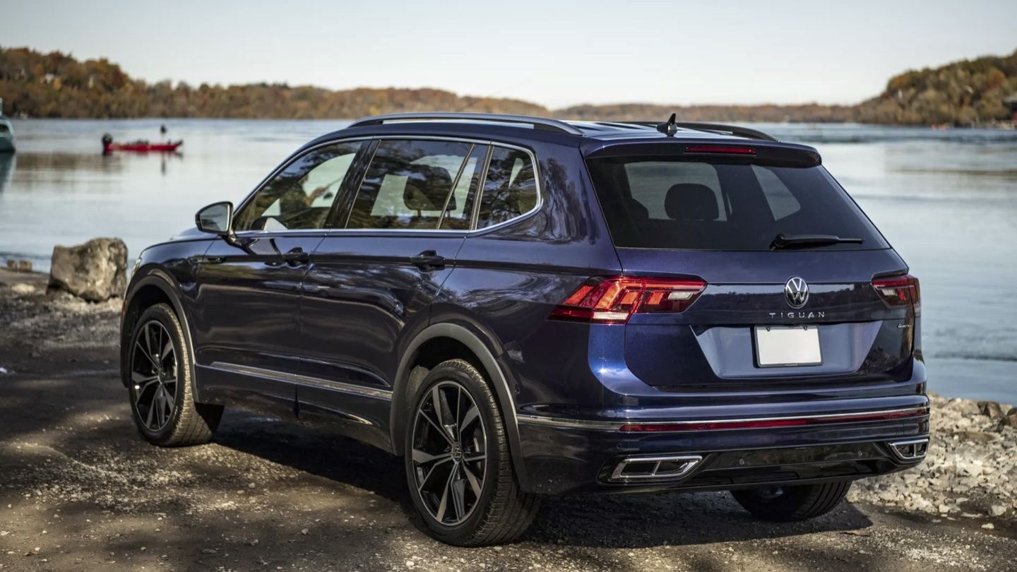 The Volkswagen Tiguan 2024 parked in front of a lake.