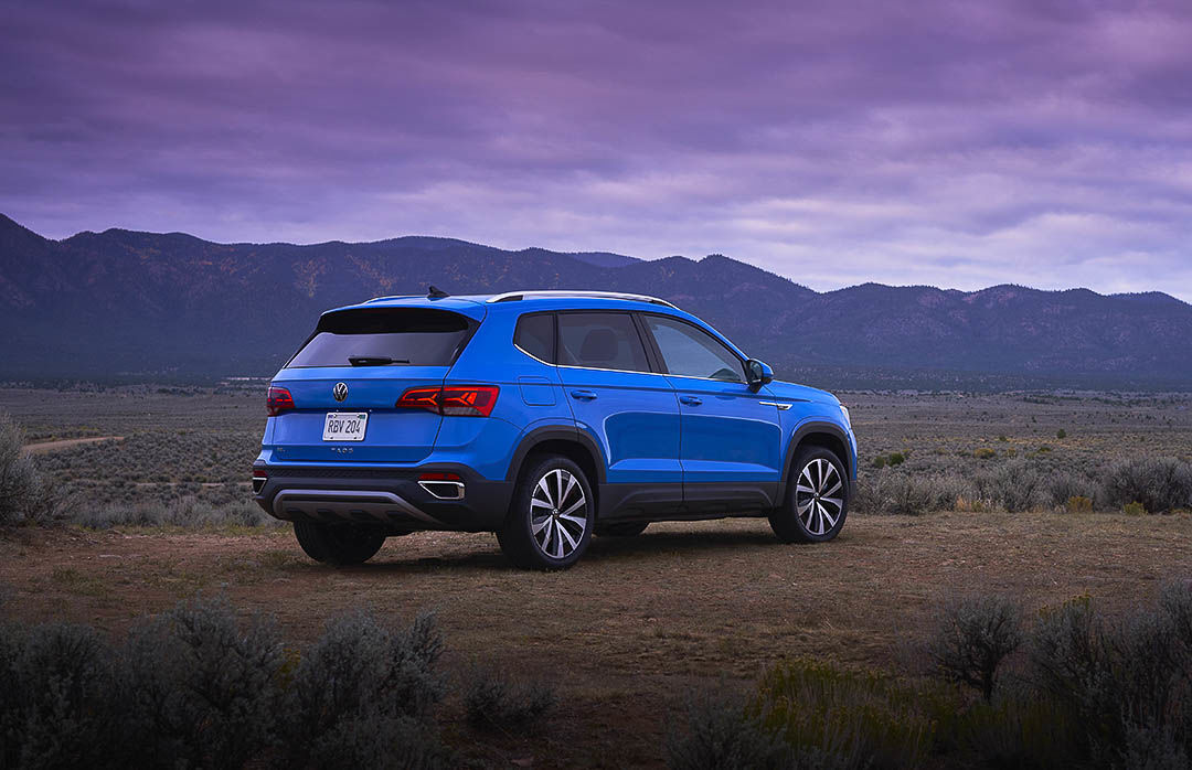 vue trois quart arrière du Volkswagen Taos 2022 stationné