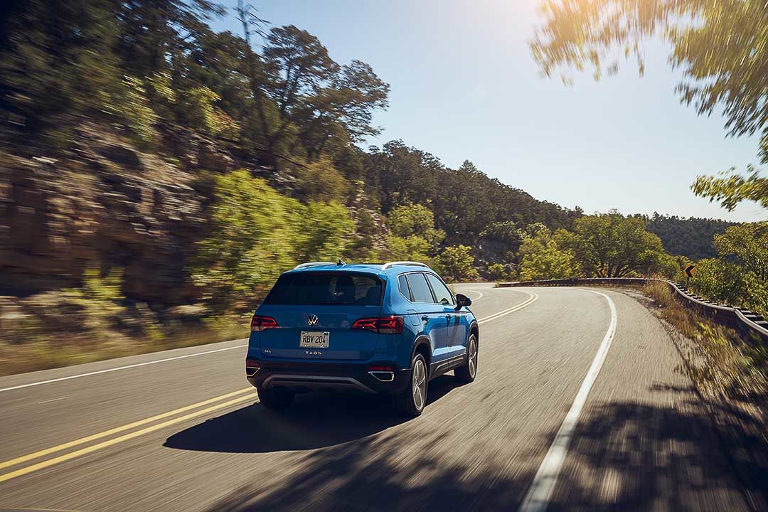 vue arrière du Volkswagen Taos 2022 roulant sur une route