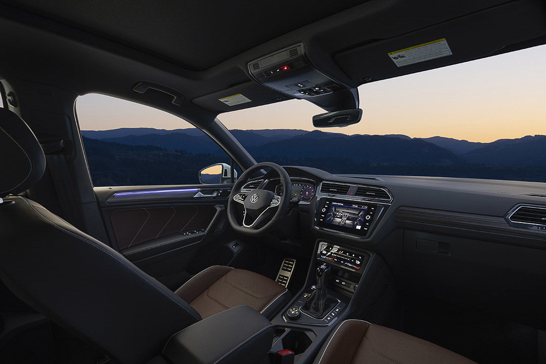 vue intérieure du Volkswagen Tiguan 2022 avec le volant et la console centrale