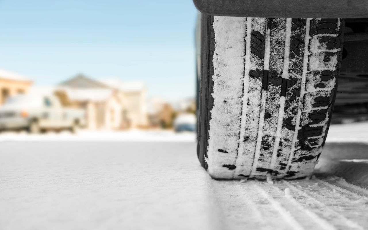 vue gros plan d'un pneu d'hiver sur un véhicule qui roule dans la neige